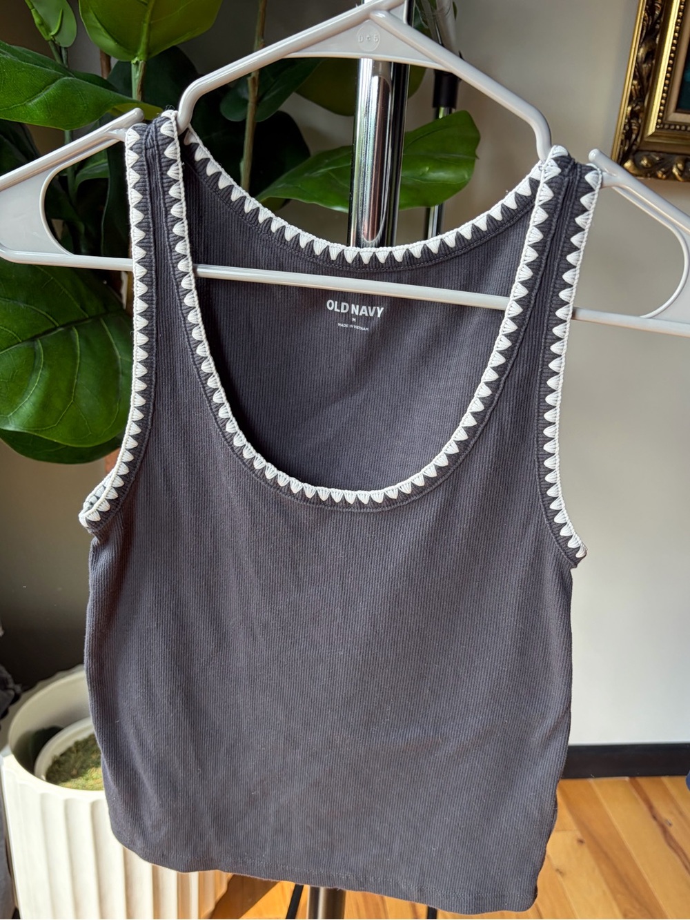 Old Navy Gray Ribbed Cropped Tank with White Trim Sz Medium